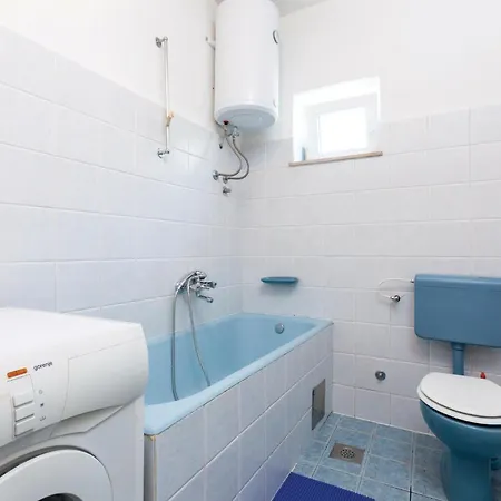 Holiday home 4 Bedroom Front In Stobrec *