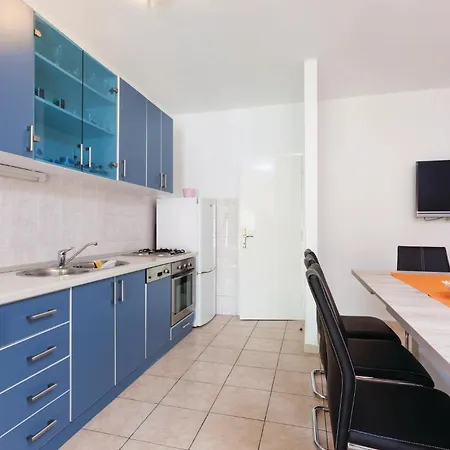 Holiday home 4 Bedroom Front In Stobrec