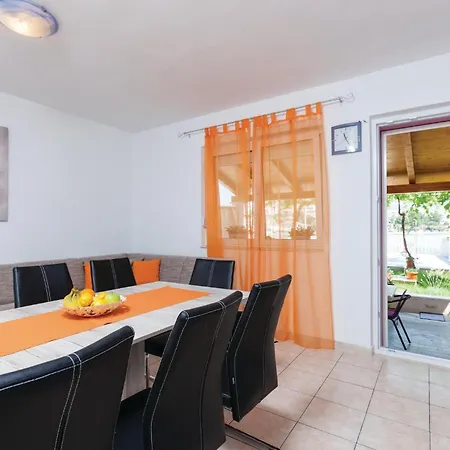 Holiday home 4 Bedroom Front In Stobrec Split