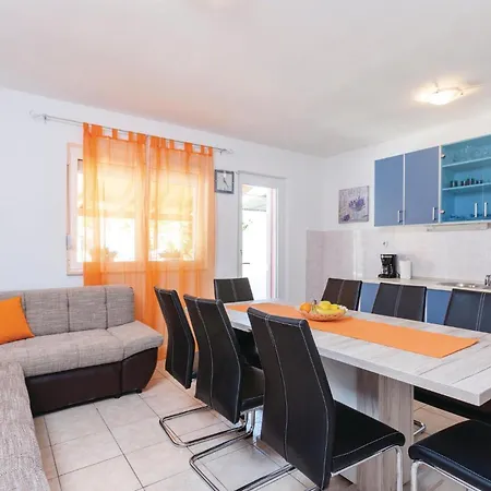 4 Bedroom Front In Stobrec *