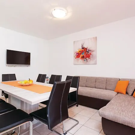 Four-bedroom In Stobrec *